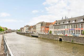 Idéalement situé le long de l’Escaut, cet immeuble mixte bénéficie d’un emplacement privilégié avec une vue panoramique sur le fleuve et un accès...