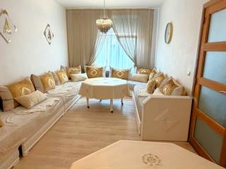 Rijwoning met 4 volwaardige slaapkamers op wandelafstand van alle winkels. De woning werd grotendeels gerenoveerd maar kan nog wat opfriswerk gebruiken. Living heeft een laminaatvloer en een klassieke grootte. Moderne keuken met voldoende kasten en gasvuur. Badkamer op het 1ste verdiep met bad, lavabo, wc en aansluiting voor wasmachine. Uniek aan dit huis zijn de 4 ruime slaapkamers waardoor een groot gezin hier kan wonen. Voldoende berging in de kelder. Instapklaar mits enkele kleine vernieuwingen zoals binnendeuren. Geen tuin, wel een klein terras van 5 m² op 1ste verdieping.