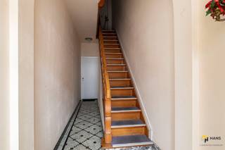 <p><span>Gelijkvloers</span></p><p><span> </span></p><p><span>Instapklaar appartement (66 m²) met 1 slaapkamer en zuidgerichte tuin (116 m²) in Merksem.</span></p><p><span>Je woont hier op een centrale en vlot bereikbare locatie, met winkels, openbaar vervoer en velo-stations in de directe omgeving. Ook de belangrijkste invalswegen en de snelweg zijn snel bereikbaar, wat zorgt voor een bijzonder praktische ligging.</span></p><p><span>Het appartement maakt deel uit van een kleinschalig gebouw bestaande uit 3 wooneenheden en is gelegen op het gelijkvloers. Doorheen de jaren werden er reeds verschillende belangrijke vernieuwingen uitgevoerd in het gebouw: het dak werd in 2023 vernieuwd en geïsoleerd (14 cm), de zijgevel werd bovenaan geïsoleerd, elektriciteit is conform en er werden PVC-ramen geplaatst in 2019, en in 2023 werd een nieuwe verwarmingsketel geïnstalleerd. Het appartement zelf is volledig gerenoveerd in 2022 en behaalt een gunstige EPC-score B. Momenteel is het verhuurd aan €707/maand + €50 voor water, wat het eveneens interessant maakt als investering. Er is één gemeenschappelijke watermeter voorzien.</span></p><p><span>Binnenkomen doe je in de centrale hal, die toegang biedt tot alle ruimtes. Vooraan bevindt zich de lichtrijke woonkamer (24 m²). De badkamer (3 m²) is uitgerust met een inloopdouche, toilet, handdoekdroger en lavabomeubel. Achteraan bevinden zich de volwaardige slaapkamer (13 m²) en de aparte keuken (8 m²), voorzien van alle hedendaagse comfort en met aansluiting voor een wasmachine.</span></p><p><span>De absolute troef van dit appartement is zonder twijfel de ruime, zuidgerichte tuin van maar liefst 116 m² — een waardevolle buitenruimte waar je in alle rust kan genieten.</span></p><p><span>Ben je op zoek naar een instapklaar appartement met een uitzonderlijk grote tuin op een centrale ligging? Mis deze kans niet! Bewoonbare opp. 66 m² – ref.: bruto vloeropp. Voor meer info of een gratis schatting surf naar </span><span><span>www.hansimmo.be</span></span></p><p><span> </span></p>