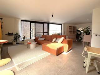 <p><span>Prachtige nieuwe woning half open bebouwing</span></p><p><span> </span></p><p><span>Deze recente site heeft een tijdloze, smaakvolle architectuur met oog voor klasse. De inrichting is gedaan met hoogwaardige materialen.</span></p><p><span> </span></p><p><span>De woning is volledig geschilderd, voorzien van verlichting waardoor ze dus </span><span>werkelijk instapklaar </span><span>is !</span></p><p><span> </span></p><p><span>Bovendien is de woning is uitgerust met de laatste energiebesparende maatregelen waardoor een zeer laag energieverbruik verwacht wordt.</span></p><p><span> </span></p><p><span>Als </span><span>indeling</span><span>: private inkom op het gelijkvloers</span></p><p><span> </span></p><p><span>Op eerste verdieping : ruime woon- en leefruimte (living) met open geïnstalleerde keuken van alle toestellen voorzien (merk Siemens), zeer grote berging/wasplaats, aparte toilet, groot ingesloten zonneterras </span></p><p><span> </span></p><p><span>Op het tweede verdieping bevinden zich 3 grote slaapkamers, badkamer met ligbad en douche en een aparte toilet.</span></p><p><span> </span></p><p><span>Op de binnenkoer kan u beschikken over een grote privatieve autostaanplaats, een afgesloten gemeenschappelijke huisvuilberging en een afgesloten gemeenschappelijke fietenberging.</span></p><p><span> </span></p><p><span>Een bezoek meer dan waard !</span></p><p><span> </span></p><p><span>Gemeenschappelijke kosten</span><span>: </span><span>€ 25 per maand</span><span> | Beschikbaar : 01/8/2026</span></p><p><span> </span></p><p><span>Verdere info of een bezoek ter plaatse contacteer Immo Twins 052/55.55.55 of info@immotwins.be</span></p>