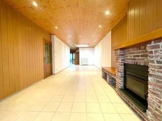 Deze charmante woning bevindt zich in een doodlopende straat in het groen en op fietsafstand van Gent Centrum.De gerenoveerde woning met twee...