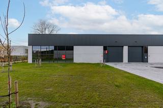 Ontdek het gloednieuwe KMO-project Gruuthuse in Oostkamp.<br /><br />Dit modern bedrijvenproject bevindt zich op een strategische locatie in het hart van West-Vlaanderen. <br />De laatste afwerkingswerken zijn volop aan de gang. <br />Ideaal voor ondernemingen die nood hebben aan extra ruimte of op zoek zijn naar een interessante investering.<br />De kmo-units in Oostkamp bevinden zich op een uitstekende locatie in de nabijheid van de grote steden zoals Brugge en Gent , waardoor ze kunnen bijdragen aan een bloeiende economische omgeving die tal van zakelijke kansen bieden.<br /><br /><br />Troeven: <br />* Toplocatie nabij Brugge en Gent - vlotte verbinding met de E40 en E403 <br />*Duurzame BEN gebouwen <br />*Casco oplevering met een oppervlakte van 649,8 m²<br />*Mogelijkheid tot diverse optiepakketten<br />*4 parkeerplaatsen<br />*Industriële, gepolierde gewapende betonvloer<br />*Lichtstraat in meerwandige polycarbonaatplaten met aluminium profielen<br />*Aluminium schrijnwerk met elektronische sectionale poort<br /><br />Onmiddellijk beschikbaar of beschikbaar op zeer korte termijn!<br /><br />Interesse?<br />Contacteer Simon via 0498 12 37 08 of mail naar simon@vicusvastgoed.be