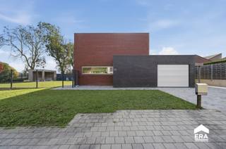 <p>Deze perfect afgewerkte woning in Reningelst combineert comfortabel wonen met een rustige ligging. De open bebouwing beschikt over drie slaapkamers, een verzorgde zonnige tuin en praktische parkeermogelijkheden met garage en carport. Dankzij de functionele indeling en de aanwezige ingemaakte kasten geniet je van extra opbergruimte en gebruiksgemak. De recente keuken uit 2023 is uitgerust met moderne toestellen, waaronder een inductiekookplaat, vaatwasser en microgolfoven. Een aangenaam terras en het tuinhuis maken het geheel compleet.</p>

<p>Belangrijkste ruimtes:</p>

<p>• Lichtrijke woonkamer met aangename leefruimte</p>

<p>• Keuken uitgerust met inductiekookplaat, vaatwasser, 2 koelkasten, dampkap en microgolfoven</p>

<p>• Inkomhal met vestiaire en apart toilet</p>

<p>• 3 slaapkamers, waarvan één met dressing</p>

<p>• Vernieuwde badkamer uit 2021 met inloopdouche, enkele spoelbak en ingemaakte kasten</p>

<p>• Nachthal met extra ingemaakte kasten</p>

<p>• Berging nabij keuken</p>

<p>• Garage met sectionale poort</p>

<p>• Carport en drie extra parkeerplaatsen</p>

<p>• Terras met zicht op de tuin</p>

<p>• Zonnige tuin van 300 m² met tuinhuis</p>

<p>Troeven:</p>

<p>• Open bebouwing in residentiële omgeving in Poperinge</p>

<p>• Praktische indeling met veel opbergruimte</p>

<p>• Perfect afgewerkte en instapklare woning</p>

<p>JOUW DROOMHUIS. ZO GEVONDEN!</p>
