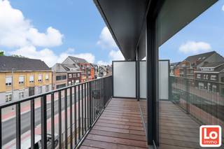 Laatste appartementen aan 6% BTW beschikbaar!!<br /><br />Ideale investering! Een nieuw appartement met een mooi rendement! Verwachte huurprijs +/- 890 euro/maand<br /><br />Stijlvol wonen in het vernieuwde centrum van ZEVENEKEN kan in residentie DOURO!<br /><br />Dit één slaapkamer dakappartement bevindt zich op de tweede verdieping van de nieuwbouwresidentie en heeft een oppervlakte van 60m² met een mooi terras van +/- 5 m².<br />Het appartement omvat: Een lichtrijke woonkamer met prachtig terras en volledig geïnstalleerde open keuken met aansluitende berging, een ruime slaapkamer (12,3m²), een badkamer met inloopdouche, inbouwtoilet en badkamermeubel. Alle nieuwste technieken zijn aanwezig, zoals vloerverwarming, warmtepomp en ventilatiesysteem D<br /><br />Er zijn nog slechts enkele top appartementen beschikbaar!!