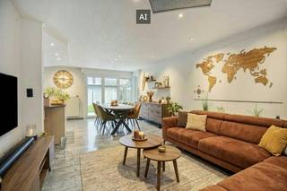 Langs de Muntestraat 4 in Hertsberge (Oostkamp) vinden we deze instapklare halfopen woning te koop in een uiterst rustige doodlopende straat, met het bos op wandelafstand. De ligging geniet bovendien van een uitstekende bereikbaarheid: de oprit van de E40 ligt op een boogscheut en garandeert zo een snelle en vlotte verbinding richting Brugge, Gent en de kust.<br /><br />De woning werd gebouwd in 2003 en is steeds uitstekend onderhouden. Zo behaalt dit huis reeds een gunstig EPC-label B en is de elektriciteit conform. Na de opmaak van het huidige EPC werden nog twee belangrijke energetische investeringen gedaan: in 2025 werden er zonnepanelen geplaatst en in 2026 werd er een warmtepomp in de leefruimte geïnstalleerd. Dit betekent dat het werkelijke energieverbruik en het wooncomfort ter plaatse nóg gunstiger zijn dan de toch al uitstekende officiële EPC-score aangeeft.<br /><br />Binnenin biedt dit huis een uiterst flexibele indeling met tal van mogelijkheden, dankzij maar liefst vier volwaardige kamers en een aparte bureauruimte. Dit leent zich perfect voor gezinnen, thuiswerkers of wie nood heeft aan een extra hobbyruimte. Voor het comfortabel parkeren van wagens is er zowel een inpandige garage, een handige carport als een ruime oprit met plaats voor meerdere auto's op eigen terrein.<br /><br />De zonnige tuin is eveneens voorzien van alle praktische troeven. In de tuin staat een geïsoleerd tuinhuis dat uitgerust werd met elektriciteit, waardoor deze ruimte perfect kan dienen als atelier, extra werkplek of opslag. Daarnaast is de woning uitgerust met rolluiken, ingewerkte buitenverlichting en een regenwaterput van 5000 liter.<br /><br />Indeling: <br />Gelijkvloers: <br />- Inkomhal <br />- Gastentoilet<br />- Leefruimte<br />- Open keuken uitgerust met kookplaat, dampkap, oven, microgolf, vaatwas en koelkast<br />- Berging met douche en aansluiting voor wasmachine<br />- Garage (16 m²) <br /><br />1ste verdieping: <br />- Slaapkamer 1 (12 m²) <br />- Slaapkamer 2 (8,7 m²) <br />- Slaapkamer 3 (9 m²)<br />- Slaapkamer 4 (8,5 m²) <br />- Bureauruimte/dressing/hobbyruimte<br />- Badkamer met dubbele lavabo, ligbad en toilet<br /><br />2de verdieping: <br />- Zolder bereikbaar via uitschuifbare trap<br /><br />Bestuursmaatregelen in het maatregelenregister: nee<br /><br />Deze AI-visualisaties zijn bedoeld als inspiratie. Er werd geen rekening gehouden met technische specificaties, stedenbouwkundige voorschriften of de concrete mogelijkheden tot realisatie.