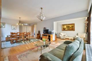 In een rustige woonwijk te Mortsel bieden wij u dit ruim en goed onderhouden appartement (100m²) aan met 2 slaapkamers en een...