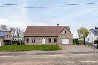 Wij bieden u een open bebouwing (bj 2002), gelegen op een perceel van 11a25ca en een bewoonbare oppervlakte van ongeveer 280m². De woning...