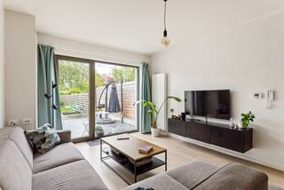 Deze instapklare woning is gunstig gelegen nabij belangrijke invalswegen en openbaar vervoer.Men betreedt de woning via de inkomhal, die leidt naar...