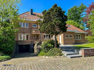 Unieke eigendom te Wieze bestaande uit een prachtige villa en 2 bouwgronden voor een open bebouwing.Ben je op zoek naar een karaktervolle woning met...