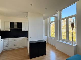 Ontdek dit stijlvol en lichtrijk appartement op de tweede verdieping, gelegen in de Nieuwstad 16. Dankzij de grote raampartijen, de moderne...