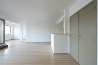 LAYOUT:<br />- entrance hall with guest toilet <br />- spacious and bright living space <br />- open kitchen (ceramic hob, extractor, oven, dishwasher & double sink) <br />- pleasant terrace with a view of the Leie <br />- spacious bedroom <br />- bathroom with shower, sink, toilet and towel dryer <br />- storage room with washing machine connection<br /><br />Overall: <br />- immediately available <br />- advance payment of common costs: €50.00/month<br />- including parking<br /><br />Would you like to view this apartment? Then quickly request your visit via www.dewaele.com