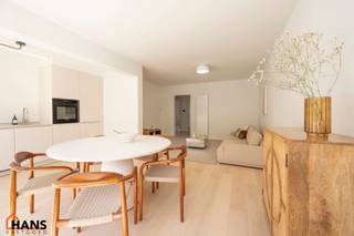Dit instapklare gelijkvloers appartement bevindt zich op een rustige, maar uiterst centrale ligging. Het appartement werd recent gerenoveerd en beschikt over een inkomhal met vestiairekast, een apart gastentoilet, een ingerichte badkamer, een lichtrijke leefruimte en een volledig geïnstalleerde keuken. Verder zijn er twee volwaardige slaapkamers aanwezig, waarvan één directe toegang biedt tot de privatieve tuin — ideaal om in alle rust van het buitenleven te genieten.<br /><br />Dankzij de kwalitatieve afwerking, individuele nutsvoorzieningen en gunstige EPC-score vormt dit appartement zowel voor eigen bewoning als investering een uitstekende opportuniteit.<br /><br />Er bestaat bovendien de mogelijkheid om een garagebox aan te kopen aan € 25.000. De aankoop hiervan is volledig vrijblijvend en niet verplicht.<br /><br />De gemeenschappelijke kosten zijn momenteel nog niet definitief vastgelegd, maar zullen naar verwachting beperkt blijven tot enkel de kosten van de minuterie (verlichting gemeenschappelijke hal) en de blokpolis. Deze worden voorlopig geraamd op ongeveer € 20 per maand.<br /><br />Extra troeven:<br /><br />Recent gerenoveerd appartement;<br />Privatieve tuin;<br />Mogelijkheid tot aankoop garagebox;<br />Lage vermoedelijke gemeenschappelijke kosten;<br />Individuele nutsvoorzieningen;<br />Gunstig EPC;<br />Rustige en centrale ligging.<br /><br />De beschikbare documenten kan u terugvinden via de downloads op onze website.<br />Voor meer informatie kan u terecht op www.hansvastgoed.com of contact opnemen via info@hansvastgoed.com of +32 3 366 05 30.