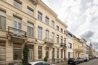 Op zoek naar een ruime herenwoning met karakter én een uitzonderlijk grote tuin? Dan zit je hier goed. In een rustige éénrichtingsstraat in...