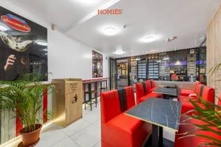 Op een uitstekende commerciële locatie vlak bij het Ladeuzeplein bevindt zich dit instapklare handelspand met sterke visibiliteit en...