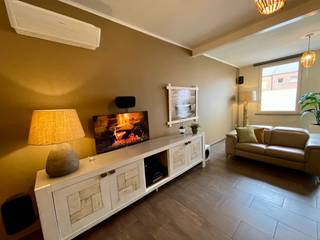 Deze charmante, instapklare woning is volledig gerenoveerd en voorzien van vloerverwarming,Viessman hoogrendementsketel op gas en 12 zonnepanelen,...