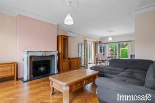<p>Op zoek naar een woning waar rust, comfort en mogelijkheden samenkomen? Deze verzorgde bungalow op een perceel van 719 m² biedt een aangename woonomgeving, een praktische indeling en verrassend veel extra ruimte.<br />Makkelijk uit te breiden, gelijkvloers of op de verdieping (betonnen gewelf).</p><p>In een doodlopende straat geniet u van weinig verkeer en een heerlijk rustige ligging. Op amper 750 meter wachten het Donkmeer, Nieuwdonk en de Kalkense Meersen: ideaal voor een ontspannen wandeling of fietstocht. Tegelijk blijven de E17, het station en het openbaar vervoer vlot bereikbaar.</p><p>Ontdek zelf de ruimte en mogelijkheden.  Plan uw bezoek via Dries@immosafe.be</p><p>Binnen zorgen het natuurlijke licht en de comfortabele indeling meteen voor een aangenaam gevoel. De vernieuwde keuken heeft een elektrisch verstelbaar werkblad, ook bijzonder praktisch voor rolstoelgebruikers. De twee slaapkamers liggen rond de centraal gelegen badkamer.</p><p><br />- Mooi perceel van 719 m² in een doodlopende straat<br />- Twee slaapkamers (met derde en vierde uitbreidbaar), comfortabel gelijkvloers wonen<br />- Vernieuwde keuken met elektrisch verstelbaar werkblad<br />- Airconditioning<br />- Elektrische installatie conform tot 2048<br />- Ruime kelder, grote berging en enorme zolder<br />- Inpandige garage met mogelijkheden voor extra leefruimte of een slaapkamer, mits de nodige toelatingen<br />- Houten bijbouw met extra grote garage, ideaal voor hobby, atelier of werkplaats<br />- Betonnen gewelf en interessante mogelijkheden voor bijkomende inrichting<br />- Natuurgebieden op wandelafstand en vlotte verbindingen</p><p>Ook energetisch biedt deze woning kansen. Gerichte, relatief beperkte ingrepen, zoals het isoleren van de zoldervloer, kunnen het EPC aanzienlijk verbeteren en mogelijk volstaan om het vereiste label D te behalen. Het precieze resultaat is te bevestigen door een energiedeskundige. De renovatieverplichting is van toepassing.</p><p>Profiteer nog van 2% registratiebelasting! Bij aankoop als enige eigen woning en mits naleving van de wettelijke voorwaarden kan u nog genieten van het huidige tarief van 2%, tegenover de aangekondigde 3% vanaf 2027. Volgens het huidige VLABEL-standpunt moet de verkoopovereenkomst daarvoor vóór 1 januari 2027 gesloten zijn; de notariële akte kan vervolgens worden verleden vóór 30 april 2027.</p><p>Een woning om vandaag comfortabel te wonen en morgen helemaal naar uw wensen te laten groeien.</p>