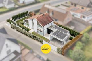 Op een centrale en vlot bereikbare ligging in Sint-Michiels met alle dagdagelijkse voorzieningen binnen handbereik, vindt u deze ruime en karaktervolle jaren ’60-woning op een perceel van 561 m² met een bew. opp. van 262 m². De woning werd kwalitatief afgewerkt in samenwerking met een interieurarchitect, met aandacht voor duurzame materialen en maatwerk. U betreedt de woning via een lichtrijke leefruimte met parket en gezellige gashaard, aansluitend op een volledig uitgeruste keuken met kwalitatieve toestellen. Het gelijkvloers beschikt verder over een bureauruimte en een recente aanbouw met praktische wasruimte. Ingebouwde kasten zorgen voor een strakke look en optimaal ruimtegebruik. Op de verdieping bevinden zich drie volwaardige slaapkamers, waaronder een master met dressing en eigen douchekamer, en een stijlvolle badkamer met ligbad, douche en toilet. De zolder werd ingericht als polyvalente hobbyruimte met bureauhoek.<br />Buiten geniet u van een volledig omheinde tuin met drie terrassen. De dubbele carport en ruime tuinberging maken het geheel compleet. Extra troeven: EPC label B (geen renovatieverplichting), 20 zonnepanelen en conforme elektriciteit.<br />De vermelde prijs is een richtprijs. Elk bod hoger of lager dan de vermelde prijs wordt overgemaakt aan de eigenaar die zich het recht voorbehoud om dit al dan niet te aanvaarden. (Vg, Wg, Gmo, Gvkr, Vv) Ref. BR00299