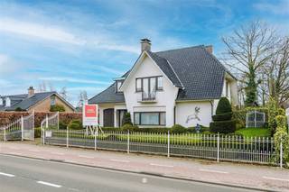 Deze degelijk gebouwde villa uit 1968 bevindt zich op een uitzonderlijk ruim en mooi zuidgericht perceel van 1.725 m². De woning beschikt over...