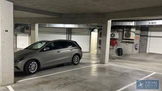Square Estate stelt u deze parkeerplaats voor, gelegen in een beveiligd gebouw op de Markt in Wemmel. Mis deze kans niet om deze parkeerplaats aan te...