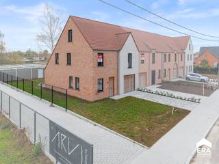 rachtige 4 slaapkamer nieuwbouwwoning aangeboden door ERA Domus.

<p>Gelegen in het charmante Vlamertinge, biedt deze woning</p>

<p> </p>

<ul><li>Ruime Living: Geniet van de royale leefruimte, ideaal voor gezinsleven en entertainment.</li><li>Open Keuken: Een moderne, open keuken met een prachtig uitzicht op de tuin.</li><li>Luxe Badkamer: Ontspan in de badkamer met zowel een bad als een douche.</li><li>Vier Slaapkamers: Ruimte voor het hele gezin en gasten.</li><li>Zolder: Mogelijkheid om extra kamer/ hobbyruimte te creëren</li><li>2 Garages: Een handige garage voor uw voertuig en opslag inpandig en een garage achteraan de tuin</li><li>Tuin: buiten vindt u een aangename tuin om te ontspannen en te genieten van de natuur.</li><li>Regenwaterput: 10.000l</li><li>Zonnepanelen: 2000 Wpiek</li><li>E-peil: 26</li></ul>

<p> </p>

<p>Mis deze kans niet om uw ideale woning te vinden in groot Ieper.</p>

<p>Neem vandaag nog contact op met ERA Domus voor meer informatie en een bezichtiging!</p>