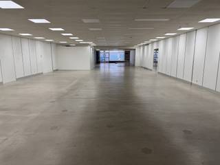 Ruime handelszaak in centrum van Wuustwezel met minimum 20 eigen autostaanplaatsen en 2 garageboxen! De handelsruimte is ongeveer ca 462m² aparte met opslagruimte <br /><br /><strong>INDELING:</strong><br />- Etalageruimte met in het midden een glazen inkomdeur naar de winkel met opslagruimte (breedte winkel ca. 10 meter)<br />- Tweede inkom en eventueel derde inkom aan de achterzijde (kant parking)<br />- Handelsruimte voor Winkel-Kantoor-of Praktijkruimte,... van ca. 462m² (op verschillende manieren in te delen of in te richten)<br />- Twee aparte toiletten<br />- Gemeenschappelijke technische ruimte, met individuele meters en verwarminginstallatie (gas)<br />- Minimum een 20 tal eigen autostaanplaatsen en 2 garageboxen<br />- Brede toegangsweg van 6 meter met een poortbreedte van 4,5 meter te bereiken via de Bredabaan 480<br /><br /><strong>DIVERSE:<br />- </strong>Tuin van 200m²<br />- EPC-label C (300 - 385 kWh/(m²jaar))<br />- Systeemplafond met inbouwverlichting<br />- Vrij per 1 september 2026<br />- Voor meer info of een bezoek: info@devavastgoed.be