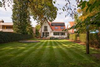 Deze karaktervolle woning combineert authentieke charme met hedendaags wooncomfort en een uitstekende ligging in het centrum van Kapellen.Via de inkomhal bereik je een veelzijdige ruimte die perfect kan dienen als speelkamer, thuiskantoor of praktijkruimte. De gezellige en lichtrijke leefruimte is afgewerkt met parket en beschikt over een sfeervolle houthaard. Grote raampartijen bieden een mooi zicht op de tuin, die rechtstreeks toegankelijk is vanuit de living.De ruime, praktische keuken biedt voldoende werk- en bergruimte.Op de eerste verdieping bevinden zich twee kinderkamers, een badkamer met douche en enkele lavabo, en een masterbedroom met ingemaakte kasten. Vanuit de masterbedroom is er toegang tot de bovenliggende verdieping met een ligbad, lavabo, dressing en extra zolderruimte.Ook op energetisch vlak scoort deze woning bijzonder goed. Het dak werd slechts drie jaar geleden vernieuwd en er zijn 16 zonnepanelen aanwezig. Daarnaast beschikt de woning over airconditioning in de leefruimte en op de boven verdieping en een eigen laadpaal.Een charmante, ruime en energiezuinige gezinswoning op een centrale toplocatie in Kapellen!De weergegeven oppervlakte is louter informatief en werd over genomen van het EPC-attest.