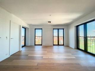 Brussel: Dit appartement met 1 slaapkamer van 71m² is gelegen op de 10e verdieping van de recente constructie Brooklyn.<br /><br />Het appartement bestaat uit een inkomhal, ruime woonkamer met een open en volledig ingerichte keuken, berging en toilet. Vervolgens telt dit appartement 1 ruime slaapkamer met dressing en een aansluitende badkamer. <br />Verder geniet u van een zuidoost gericht terras. <br /><br />Het gebouw beschikt over een gemeenschappelijke fietsenruimte en bevindt zich op wandelafstand van het openbaar vervoer, winkels en scholen. <br /><br />De provisie voor de gemeenschappelijke kosten en de privatieve verwarming bedraagt 150 euro per maand. <br /><br />Via onze website kan u een bezoekaanvraag indienen of uw bezoek inplannen.