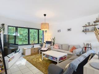 <p>Cette maison à louer à Kessel-Lo profite d’une situation particulièrement agréable, juste en face d’un parc et dans un environnement verdoyant. Avec 2 chambres, un garage, une allée de stationnement et un certificat de performance énergétique de niveau B, elle offre une combinaison intéressante entre confort, fonctionnalité et cadre de vie paisible.</p><p> </p><p>Dès l’entrée, le hall d’entrée donne accès aux différents espaces de vie. Le séjour spacieux constitue le cœur de la maison et offre suffisamment de place pour aménager un salon confortable ainsi qu’un espace repas. La cuisine ouverte prolonge naturellement la pièce de vie et crée un environnement convivial où cuisiner et profiter du quotidien se font en toute simplicité. Un espace de rangement pratique complète le rez-de-chaussée.</p><p> </p><p>La salle de bains est équipée d’une douche et d’une baignoire, permettant de choisir entre confort et praticité selon les envies. La maison compte 2 chambres à l’étage. Elles peuvent convenir à un couple, à une petite famille ou à toute personne souhaitant disposer d’une chambre supplémentaire pour un bureau ou une pièce polyvalente. Un espace de rangement dans le grenier offre également une solution pratique pour conserver les affaires utilisées moins fréquemment.</p><p>À l’extérieur, cette maison à louer à Kessel-Lo dispose d’un garage pouvant accueillir une voiture et offrant un espace de rangement complémentaire. L’allée permet également de stationner un véhicule supplémentaire. La présence du parc juste en face de la maison apporte une atmosphère agréable et verdoyante, avec une belle ouverture sur l’environnement immédiat.</p><p> </p><p>Avec son niveau énergétique B, la maison offre un bon équilibre entre confort quotidien et performance énergétique. Elle sera disponible à partir du 01/11/2026 et est proposée avec un loyer de 1270 euros par mois. Si vous recherchez une maison de 2 chambres avec garage, stationnement et un parc juste en face à Kessel-Lo, contactez-nous pour obtenir davantage d’informations ou organiser une visite via www.living-stone.be!</p>