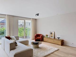 Dit prachtige, instapklare nieuwbouwappartement bevindt zich op een toplocatie vlak bij het bruisende centrum van Vichte, met alle voorzieningen, winkels en openbaar vervoer op wandelafstand. Het appartement biedt twee comfortabele slaapkamers en een lichtrijke leefruimte met open keuken. Geniet optimaal van de zon in de ruime, zuidgerichte tuin met terras. Er is een performante lucht-water warmtepomp en uitstekende isolatie voorzien, wat resulteert in een lage energiefactuur. Zoekt u een energiezuinig en hoogwaardig afgewerkt appartement? Dan is dit uw kans! INDELINGInkomhal - lichtrijke leefruimte met open keuken - zuidgerichte tuin met terras - berging - slaapkamer 1 - slaapkamer 2 - badkamerALGEMEEN- Autostaanplaats verplicht bij te kopen- Warmtepomp (lucht - water)- Ventilatie DDisclaimer: De AI-visualisaties zijn bedoeld als inspiratie. Er werd geen rekening gehouden met technische specificaties, stedenbouwkundige voorschriften of de concrete mogelijkheden tot realisatie.