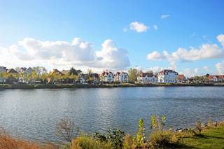 Unieke opportuniteitTe renoveren Art-Déco villa grenzend aan het ZegemeerDe royale leef- en eetruimte baadt in het licht en sluit naadloos aan op een...