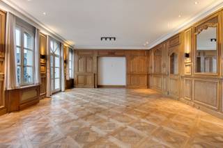 Op het vernieuwde marktplein van Hamme bieden wij u deze uitzonderlijke herenwoning op circa 180 m² aan. Ideaal voor combinatie beroep-privé. Gezellige stadstuin met terras.<br />Op verdieping -1 hebben we wijnkelder, berging/wasplaats, berging, polyvalente ruimte voor bv fitness.<br />Op het GLV hebben we ruime inkom ideaal voor praktijkuitbating , 2de bureel/praktijkruimte achteraan. Apart toilet en lavabo. Inpandige garage.<br />Op het 1ste verdiep hebben we een zeer ruime leefruimte met parket, aanpalende eetplaats en aparte ingerichte keuken met gezellige eethoek.<br />Op de 2de verdieping hebben we masterbedroom met privatieve badkamer.<br />2de slaapkamer met douchekamer.<br />Op de 3de verdieping hebben we 3de slaapkamer met ingemaakte kasten.<br />EPC B ( 147 ), vernieuwd dak 2021. Alarm systeem, centraal stofzuigsysteem.<br />Alles is toegankelijk via de personenlift.<br />Unieke aanbieding!<br />Afspraak via olivier@immo-en-cie.be of 0475/970.780