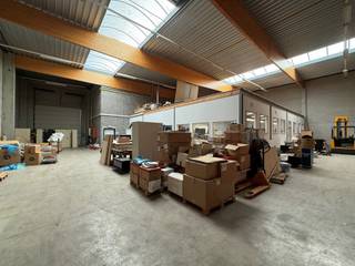 Polyvalente industrie unit met winkel, kantoren en magazijn <br /><br />Dit gebouw bestaat uit een winkel, kantoor en magazijn gedeelte. <br /><br />Momenteel bestaat het kantoorgedeelte (466m²) uit een inkom/receptiehal, verschillende burelen die bestaan uit grote en kleine zalen, individuele bureauruimtes, vergaderruimtes,....verdeelt over een gelijkvloerse en eerste verdieping. Vooraan het gebouw is momenteel een winkel voorzien. Verder zijn er nog tal van bergruimtes alsook een volledig uitgeruste keuken. <br /><br />Het magazijngedeelte (480m²) beschikt over een grote sectionale poort en is via verschillende toegangen bereikbaar vanuit de kantoren. <br /><br />U kan deze unit volledig naar wens gaan inrichten en gebruiken. <br /><br />Beschikbaar vanaf 1/10/2025. OV ten laste van huurder. 16 prive staanplaatsen die toebehoren aan de unit.
