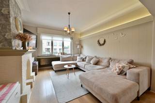 <p><span>Vous recherchez une maison familiale étonnamment spacieuse, dotée de quatre chambres, d'un agréable jardin et offrant de nombreuses possibilités ? Construite en 1955, cette maison a fait l'objet d'importants travaux de rénovation au fil des ans et allie un agencement pratique à un espace de vie et de rangement remarquablement généreux.</span></p><p><span>Entre 2009 et 2010, plusieurs travaux de rénovation importants ont déjà été réalisés, notamment la réfection de la toiture, des fenêtres, de l'installation électrique, de la cuisine et de la salle de bains. Plus récemment, plusieurs chambres ont en outre été équipées de pompes à chaleur air-air, capables à la fois de chauffer et de climatiser.</span></p><p><span>Depuis le hall d’entrée, vous accédez au salon, puis à la cuisine entièrement équipée. Le rez-de-chaussée comprend également un couloir, des toilettes séparées et une salle de bains équipée d’une baignoire et d’une douche. Au premier étage, le couloir donne accès à trois chambres à coucher à part entière, dont deux sont équipées d’une pompe à chaleur air-air. Le deuxième étage a été aménagé en une quatrième chambre particulièrement spacieuse, également équipée d’une pompe à chaleur air-air. Cet étage se prête parfaitement à une chambre parentale, une chambre d’adolescent ou à une combinaison de chambre et d’espace de travail. De plus, la maison dispose d’une cave pratique qui offre un espace de rangement supplémentaire.</span></p><p><span>À l’extérieur également, cette maison a beaucoup à offrir. La terrasse couverte constitue un agréable espace extérieur supplémentaire, tandis que le jardin offre des possibilités supplémentaires pour profiter de la vie en plein air en toute tranquillité. On y trouve également un abri de jardin et un vaste débarras. Un atout supplémentaire réside dans le fait que la parcelle est accessible aussi bien par l’avant que par l’arrière. Trois places de parking sont en outre prévues à proximité de la maison.</span></p><p><span>La maison bénéficie d’un emplacement idéal à Itegem, à proximité du centre du village, des commerces, des écoles et des commodités quotidiennes. Heist-op-den-Berg, Herentals et Herenthout sont également facilement accessibles. Vous profiterez ainsi d’un cadre de vie agréable sans faire de compromis sur l’accessibilité et le confort.</span></p><p><span>Une maison étonnamment spacieuse, dotée de quatre chambres, d’un agréable espace extérieur et de nombreux travaux de rénovation déjà réalisés, qu’il faut surtout découvrir sur place pour apprécier pleinement l’espace et les possibilités qu’elle offre.</span></p><p><span>Venez découvrir cette maison avec nous.</span></p><p><span><strong>Contactez Dupont Vastgoed au 015 15 15 15 pour plus d'informations ou pour organiser une visite sur place.</strong></span></p>