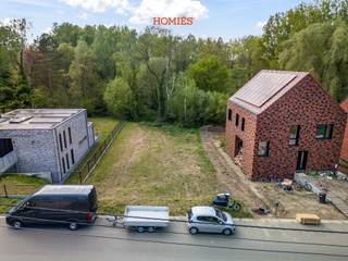 Graag stellen wij u deze prachtige bouwgrond in de Dreefstraat te Bierbeek voor. Rustig gelegen aan de voet van een natuurgebied, met scholen, winkels en openbaar vervoer in de nabije omgeving, geniet u hier van alle rust terwijl het centrum van Leuven zich op slechts 10 km bevindt. Het perceel omvat een bouwgrond van 797 m² en wordt bovendien aangevuld met een aansluitend natuurgebied van maar liefst 64,69 are, wat dit aanbod bijzonder uniek maakt. Het perceel is westelijk georiënteerd en valt binnen een verkavelingsvergunning waarvan de bouwvoorschriften een maximale bouwdiepte voorzien van 15 m op het gelijkvloers en 12 m op de verdieping, met op het gelijkvloers bijkomend nog 3 m voor een open, overdekte of beglaasde constructie zoals een wintertuin of veranda. Op de bouwgrond kan een eengezinswoning gerealiseerd worden, met daarnaast ook mogelijkheden voor complementaire functies zoals een vrij beroep, kantoorfunctie of dienstverlening. Ook de aanleg van een zwembad of zwemvijver is mogelijk. Daarnaast kan eveneens een bijgebouw opgericht worden, met een maximale oppervlakte van 21 m². Dankzij moderne architectuur en optimale lichtinval kan hier een eigentijdse en comfortabele woning gerealiseerd worden. Heeft u vragen of wenst u graag een bezoek? Aarzel niet ons te contacteren via info@homies.be of via 016 22 82 22.<br /> 