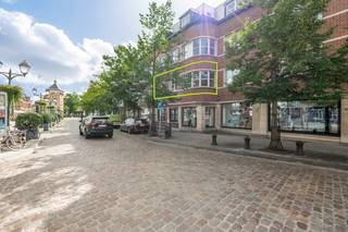 Op deze TOP locatie in het centrum van Lier aan het Zimmerplein bevindt zich dit leuk appartement op de 1de verdieping. <br /><br />Het appartement bestaat uit een inkomhal die uitgeeft op een ruime, lichtrijke leefruimte met open keuken. <br /><br />Verder beschikt het appartement over een badkamer, een apart toilet en twee slaapkamers (9m²/14m²). <br /><br />Tot slot is er nog een terras, kelderberging en gemeenschappelijke fietsenberging aanwezig.<br /><br />Pluspunten:<br />+ Toplocatie<br />+ 2 Slaapkamers<br />+ EPC label B<br />+ EK conform<br />+ Asbestveilig<br />+ Terras<br /><br />Is dit appartement op deze uiterst centrale locatie in hartje Lier iets voor jou? <br />Neem dan zeker contact op voor een bezoek ter plaatse via info@vbvastoed.be of op 03 337 50 70.