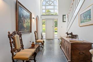 Gelegen aan de prestigieuze Bisschoppenhoflei in het groene en residentiële Brasschaat, bevindt zich deze uitzonderlijke villa die luxe, ruimte en rust perfect combineert. <br /><br />Deze exclusieve villa is gelegen op een royaal perceel (ca 1ha) en beschikt over een bewoonbare oppervlakte van maar liefst circa 664 m², verdeeld over drie volwaardige verdiepingen. De woning is ontworpen met oog voor comfort en elegantie, en biedt een hoogwaardige afwerking in elke ruimte. De zuidoost georiënteerde tuin is een oase van rust, met een prachtig aangelegd terras en een privézwembad dat uitnodigt tot ontspanning en buitenleven in stijl.<br /><br />Binnenin vindt u vier ruime slaapkamers, waaronder een indrukwekkende hoofdslaapkamer met en-suite badkamer en dressing. Daarnaast beschikken twee slaapkamers eveneens over een en-suite badkamer. In totaal zijn er drie badkamers aanwezig, allen afgewerkt met kwaliteitsvolle materialen. De keuken, met een oppervlakte van 46 m², is een droom voor elke culinaire liefhebber en sluit naadloos aan op de eetkamer en de lichtrijke woonkamer met zicht op de tuin.<br /><br />De villa beschikt verder over een recreatieruimte, een wijnkelder, een bureau, een serverruimte en een familie-/TV-kamer. De kelderverdieping beslaat 149,79 m² en biedt extra bergruimte en technische voorzieningen. De garage biedt plaats aan meerdere voertuigen en is rechtstreeks toegankelijk vanuit de woning.<br /><br />In de prachtig aangelegde tuin bevindt zich een zwembad met alle nodige voorzieningen, waaronder een afzonderlijk toilet en een douche, zodat u en uw gasten in alle comfort van een verfrissende duik kunnen genieten. Daarnaast is er een sfeervolle vijver die zorgt voor een extra vleugje rust en charme in de buitenruimte.<br /><br />Deze eigendom is een unieke kans voor wie op zoek is naar een luxueuze woonst in een van de meest gegeerde gemeentes van België. De combinatie van locatie, ruimte, afwerking en voorzieningen maakt dit pand tot een absolute parel op de vastgoedmarkt.<br /><br />Troeven:<br />- Zwembad en zonneterras<br />- Wijnkelder en recreatieruimte<br />- Hoogwaardige afwerking<br />- Privacy en rust<br />- Nabij winkels, scholen en openbaar vervoer<br />- EPC-score: 199 kWh / (m2/jaar)
