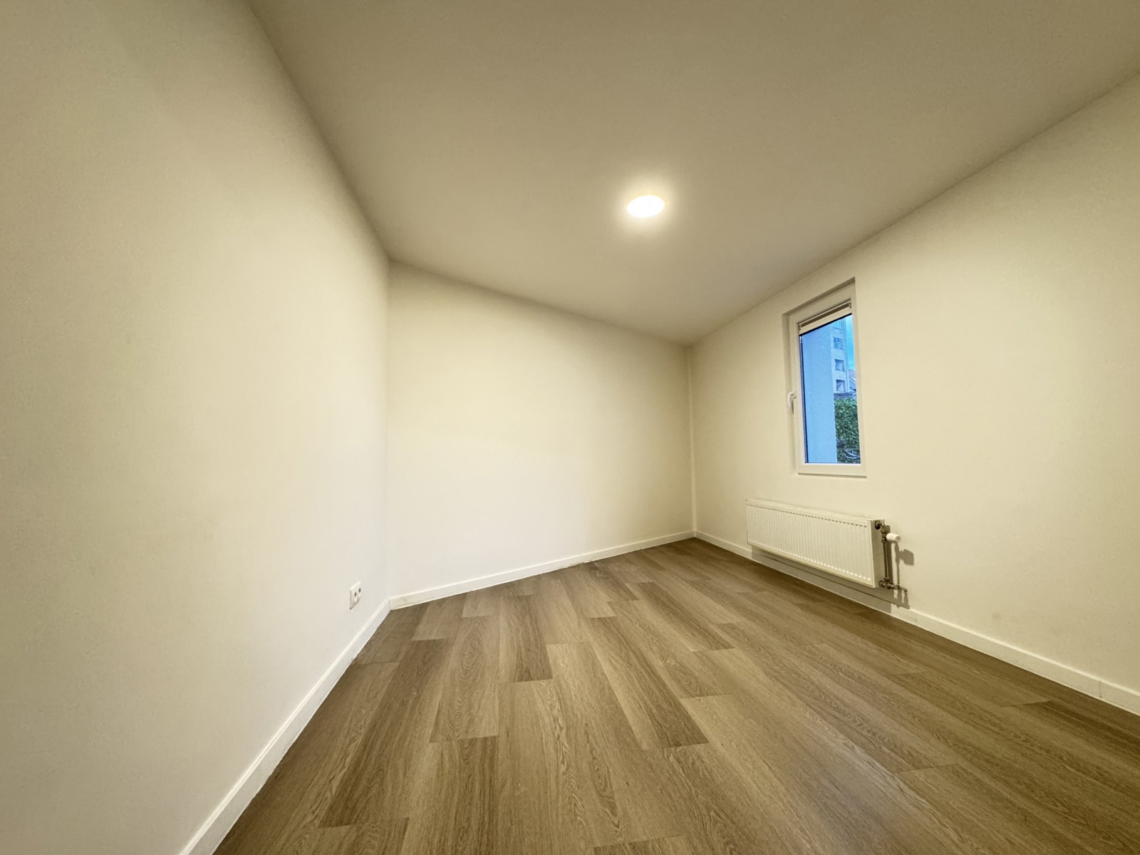 Gerenoveerd tweeslaapkamer appartement te Oostende. - foto 5