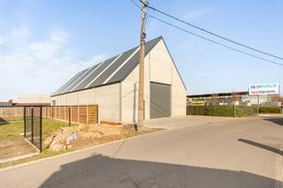 Deze nieuwbouwloods is gelegen in Kortemark. De ruime loods is zeer vlot te bereiken.Afmetingen gelijkvloers:350 m227,80m (breedte) x 13,00m...