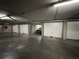Immo Pické biedt U deze gesloten ondergrondse garagebox aan gelegen in een goed onderhouden appartementsgebouw. Deze garagebox is gelegen op verdiep -2 en omvat een ruime garage (2,65m x 7,50m) met metalen poort met elektrische motor. Jaarlijkse lasten: 20 euro.<br />Actueel verhuurd voor 125 euro/m