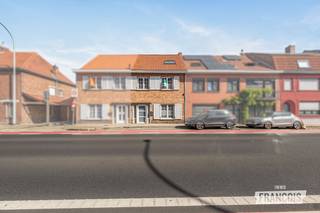 Op zoek naar een instapklare woning op een centrale locatie in Sint-Kruis? Deze charmante woning langs de Moerkerkse Steenweg combineert een uitstekende bereikbaarheid met hedendaags wooncomfort.<br /><br />De woning werd gerenoveerd in 2014 en beschikt over een EPC-label C en conforme elektriciteit. De centrale ligging zorgt voor een vlotte verbinding met Brugge en de nabijheid van winkels, scholen en andere voorzieningen.<br /><br />Op het gelijkvloers vindt u een gezellige leefruimte met eetplaats, een praktische keuken, gastentoilet, kelder en toegang tot de aangename tuin. De garage achteraan is een bijzonder mooie troef op deze locatie.<br /><br />De eerste verdieping omvat twee ruime slaapkamers en een badkamer met inloopdouche. Op de tweede verdieping bevindt zich een derde slaapkamer en een technische ruimte die ook als bergruimte kan worden gebruikt.<br /><br />Een comfortabele, instapklare woning met drie slaapkamers, tuin en garage, gelegen op een gegeerde locatie in Sint-Kruis. De woning wordt aangeboden met een vanafprijs, waarbij elk voorstel vanaf deze prijs wordt voorgelegd aan de eigenaars.<br /><br />Interesse? Plan nog vandaag uw bezoek met Demetrio via demetrio@immofrancois.be of 0474 90 37 80.<br /><br />