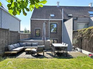 <p>Ben je op zoek naar een karaktervolle gezinswoning met 3 slaapkamers, een grote tuin en een gezellige uitstraling? Dan is deze charmante woning zeker een bezoek waard.</p>
<p>Via de inkomhal, met toegang tot de praktische kelder van 19 m², kom je in de lichtrijke leefruimte met zit- en eethoek. Authentieke elementen geven de woning een warme en sfeervolle uitstraling. De volledig geïnstalleerde keuken sluit aan op het eerste terras. Via enkele trapjes bereik je het tweede terras en de ruime, onderhoudsvriendelijke tuin, waar je in alle rust kan genieten van het groen.</p>
<p>Op de eerste verdieping bevinden zich een ruime slaapkamer met ingebouwde kasten, een badkamer met ligbad, douche en dubbele lavabo, evenals een apart toilet. De tweede verdieping biedt nog twee volwaardige slaapkamers, ideaal voor een gezin, thuiswerk of hobby.</p>
Deze instapklare gezinswoning combineert charme, ruimte en comfort met een praktische indeling. Dankzij de 3 slaapkamers, de grote tuin, de kelder en de gezellige leefruimtes is dit de ideale woning voor gezinnen of koppels die op zoek zijn naar een warme thuis met karakter.<br /><br />Extra troeven<br /><br />
<ul>
<li>EPC C</li>
<li>domotica</li>
<li>nabij winkels, scholen, belangrijke invalswegen</li>
<li>instapklaar</li>
</ul>
<br />Deze woning is te koop ZONDER makelaar via het concept van Smart Houses. Wenst u verdere inlichtingen of een bezoek? Contacteer rechtstreeks de eigenaar via 0499/27.77.07