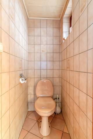 <p>Deze ruime gezinswoning geniet van een uitstekende ligging tussen het centrum van Beerse en Den Hout, op wandel- en fietsafstand van scholen, winkels en andere voorzieningen.</p>
<p>De woning werd gerenoveerd in 1986 en biedt een praktische indeling. Op het gelijkvloers kom je binnen via de inkomhal met gastentoilet. Verder vind je een aparte bureauruimte, ideaal voor thuiswerk of praktijk aan huis, een lichtrijke woonkamer, een eetplaats, een functionele keuken en een badkamer met ligbad.</p>
<p>Op de eerste verdieping bevinden zich drie ruime slaapkamers, perfect voor een gezin. Daarnaast is er nog een extra berging en een tweede badkamer met douche. Via de zoldertrap bereik je bovendien de bergzolder, handig voor extra opslagruimte.</p>
<p>Achteraan het perceel bevindt zich een grote garage die tal van mogelijkheden biedt: ideaal als hobbyruimte, werkatelier of bijkomende opslag. Wie droomt van een ruime tuin, kan, mits het verwijderen van de garage, een mooie en zonnige buitenruimte creëren.</p>