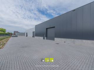 <p><strong>UNIT 3 VAN 550M² OP INDUSTRIETERREIN JAGERSBORG TE MAASEIK.<br /><br />KENMERKEN<br /></strong>- oppervlakte: 375m²<br />- 1 sectionaalpoort (4.00m breed x 4.20m hoog)<br />- gevelbekleding: geïsoleerde sandwichpanelen <br />- lichtstraat met RWA<br /><br /><strong>ALGEMEEN</strong><br />Aan de voornaamste toegangsweg naar het Industrieterrein Jagersborg, zijn deze nieuwe bedrijfsunits opgericht. Zowel de N73 als de N78 zijn vlot bereikbaar en de A2 autosnelweg bevindt zich op 9 km. Deze nieuwe site voorziet 9 KMO-units met verschillende afmetingen. Extra troef: 2 units beschikken over aparte kantoorruimtes. Het plan voorziet bovendien voldoende parkeerplaatsen, in totaal 39 stuks. Aan elke unit zijn persoonlijke parkeerplaatsen toegekend.<br /><br /><strong>EXTRA INFORMATIE VERHUUR</strong><br />- Verhuur onder het BTW-stelsel, vermelde huurprijs te verhogen met 21% BTW.<br />- Huurovereenkomst van gemeen recht: gewenste duur in onderling overleg.<br />- Aanvaarding huurder steeds in overleg met verhuurder.<br />- Algemene kosten: 70,00 EUR per maand.<br />- Onroerende voorheffing, kosten/verbruik nutsvoorzieningen ten laste van de huurder.<br /><br />Bekijkt u deze advertentie via een aanverwante vastgoedsite, surf dan zeker naar onze website <strong>www.N78vastgoed.be</strong> voor een uitgebreide beschrijving en foto's. Meer info: <strong>+32 (0)89 86 18 88 </strong>of <strong>info@N78vastgoed.be.</strong></p>