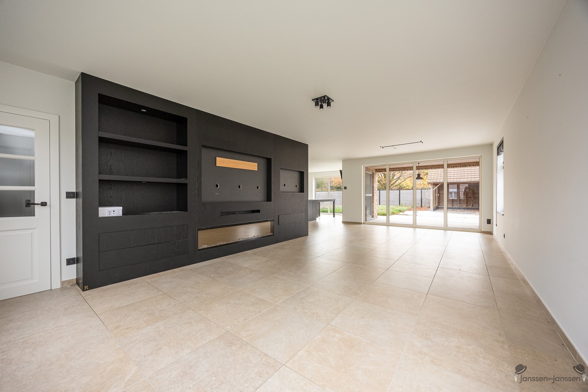 Ruime indrukwekkende gezinswoning met 6 slaapkamers in hartje Sint-Lenaarts. - foto 4