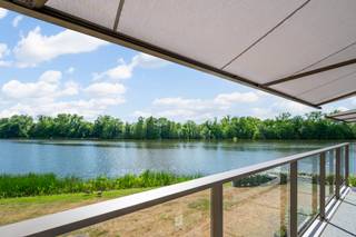 Dit recent gebouwde appartement (2022) biedt een eerstelijns waterzicht aan de Donklaan in Berlare. Met een bewoonbare oppervlakte van 117 m²...