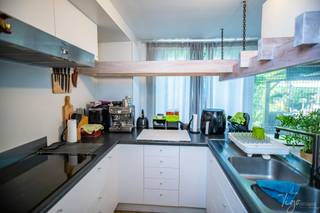 Open bebouwing in een unieke architecturale bouwstijl op een perceel van 3364m² voorzien van 2 aparte inkomdeuren (ideaal als praktijkruimte...