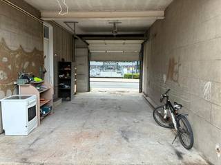 Dit magazijn ligt in woongebied, en ligt achter de poort die de inrit vormt tot het magazijn én de ingang van de woning die eraan verbonden is. Het magazijn is 170 m² en open. De woning ligt er vlak naast en heeft 3 slaapkamers , een leefruimte , badkamer en keuken. Ze is volledig te renoveren. Op het magazijn is recent nog het dak wat verbeterd, maar het heeft ook een opknapbeurt nodig. Dit is een project voor een zelfstandige die veel opslag voor materialen nodig heeft , vlakbij zijn eigen woonhuis.