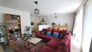 <strong>Lichtrijk 2-slaapkamerappartement </strong>met <strong>TERRAS </strong>en <strong>AUTOSTANDPLAATS </strong>te huur in Torhout, op interessante ligging vlakbij station, de markt en ziekenhuis. <br />Ideaal voor wie op zoek is naar een moderne, comfortabele, kwalitatieve en energiezuinige woonervaring in Torhout. <br />+ Zeer goede Mobiscore 8,1 op 10! <br />+ Lift aanwezig!<br /><br />Omvat een inkom met inbouwkasten, lichtrijke living met volledig ingerichte open keuken, 2 slaapkamers, badkamer met douche, ruim terras van ca 13 m², balkon vooraan en een vaste autostandplaats. <br />Kosten + 50 euro / maand algemene kosten <br />#leukwonen #torhout<br /><br />Beschikbaar 1 november 2026