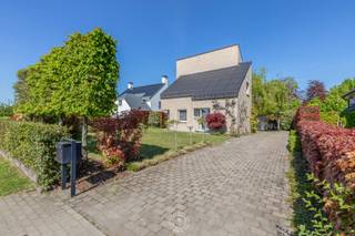 In een geliefde, landelijke straat aan de rand van Sint-Niklaas bevindt zich deze open bebouwing uit 1990. De woning combineert een...