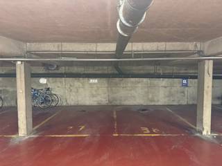 Ondergrondse staanplaats gelegen in de residentie Blandinus, op een strategische locatie in het centrum van Gent.<br /><br />Dankzij de automatische toegangspoort, de brede draaicirkel en de ruime afmetingen geniet u hier van een comfortabele en vlot bereikbare parkeerplaats. <br /><br />Met de heraanleg van de Kortrijksepoortstraat en de Nederkouter verdwijnen nog meer bovengrondse publieke parkeerplaatsen uit het straatbeeld, wat deze staanplaats tot een interessante investering maakt wegens de toename van de parkeerdruk.<br /><br />Een zeldzame opportuniteit voor bewoners, investeerders of pendelaars die op zoek zijn naar een veilige en praktische parkeeroplossing op een toplocatie in Gent.<br /><br />Voor meer informatie of een bezoek ter plaatse, contacteer ons via info@carloeggermont.be of telefonisch op +32 472 76 18 68.